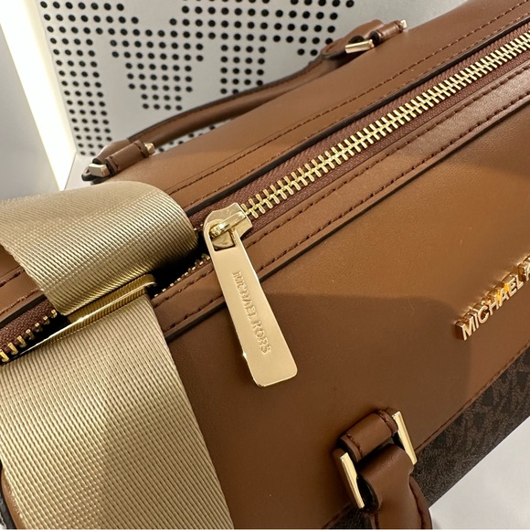 MICHAEL KORS TRAVEL MEDIUM DUFFEL CROSSBODY / SATCHEL BAG - Picture 9 of 16